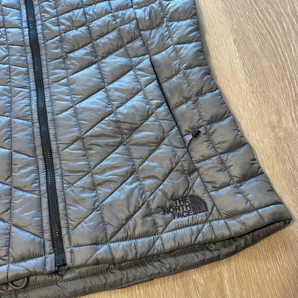 The North Face Silver Thermoball Trekker Puffer Quilted Vest - Picture 4 of 8